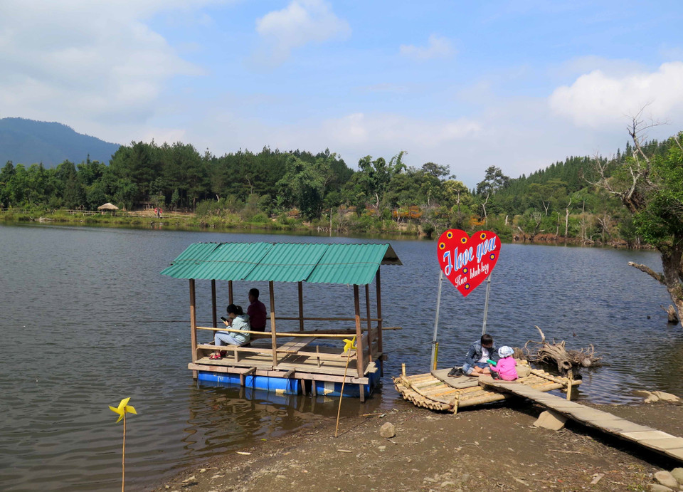 Du khách câu cá tại hồ Noong U. (Ảnh: Xuân Tiến/TTXVN)