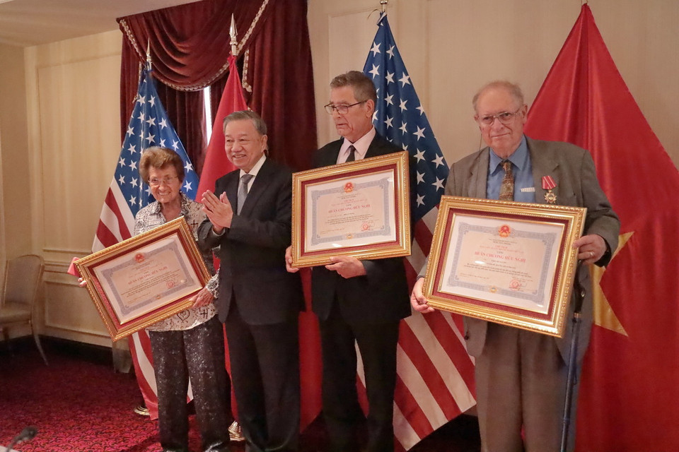 Tổng Bí thư, Chủ tịch nước Tô Lâm trao tặng Huân chương Hữu nghị cho các cá nhân có nhiều đóng góp tích cực, quan trọng, góp phần tăng cường quan hệ giữa nhân dân hai nước. (Ảnh: Thanh Tuấn/TTXVN )