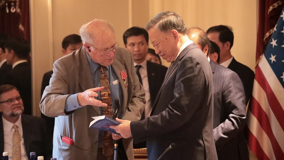 Người bạn Hoa Kỳ John McAuliff (trái) tặng Tổng Bí thư, Chủ tịch nước Tô Lâm cuốn sách về Việt Nam. (Ảnh: Thanh Tuấn/TTXVN)