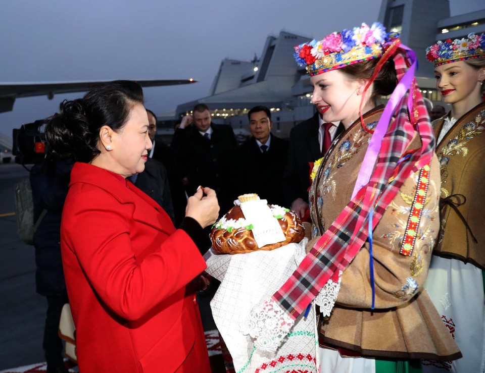 Quang cảnh lễ đón Chủ tịch Quốc hội Nguyễn Thị Kim Ngân tại sân bay quốc gia Minsk. (Ảnh: Trọng Đức/TTXVN)