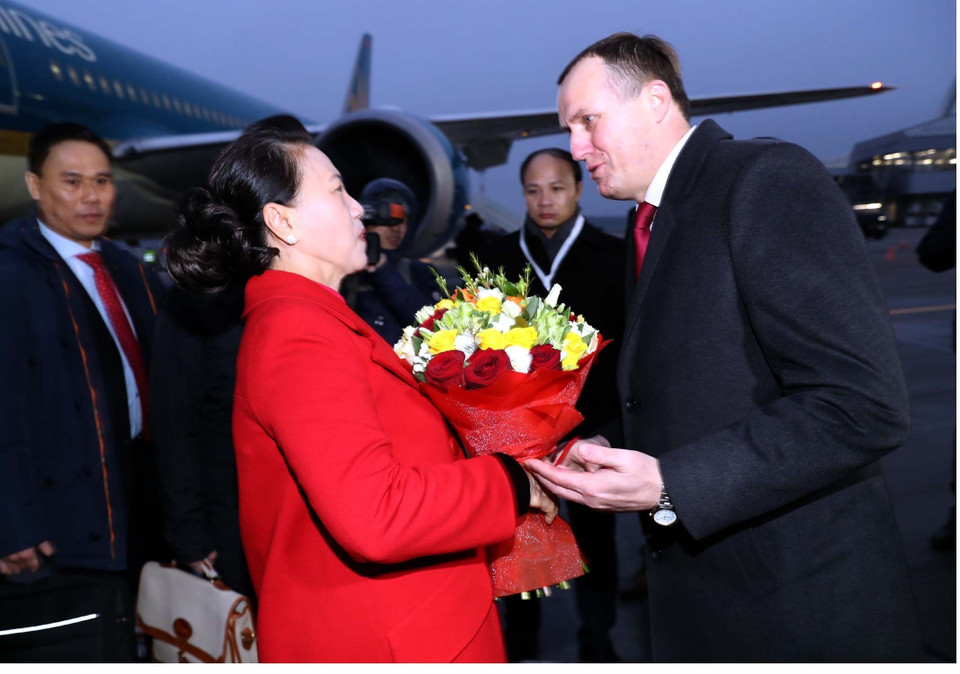 Phó Chủ tịch Thượng viện Belarus đón Chủ tịch Quốc hội Nguyễn Thị Kim Ngân. (Ảnh: Trọng Đức/TTXVN)