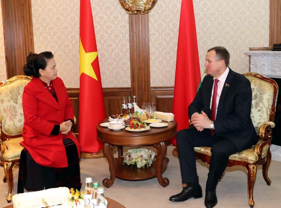 Phó Chủ tịch Thượng viện Belarus đón Chủ tịch Quốc hội Nguyễn Thị Kim Ngân. (Ảnh: Trọng Đức/TTXVN)