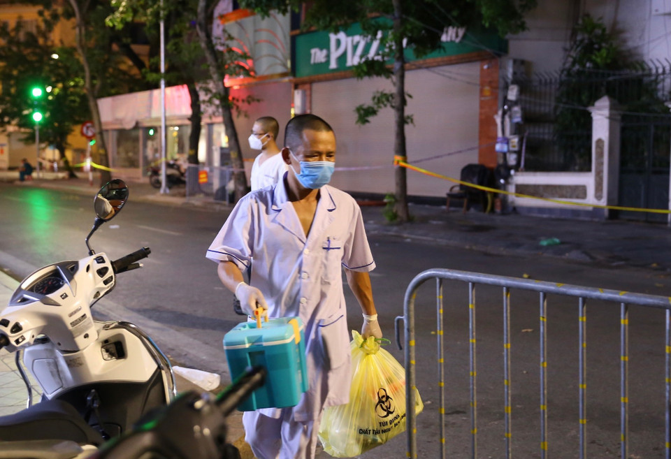 Đến 22h, lực lượng y tế rời khỏi khu vực phong tỏa sau khi đã lấy mẫu, phun khử khuẩn. (Ảnh: Hoàng Hiếu/TTXVN)