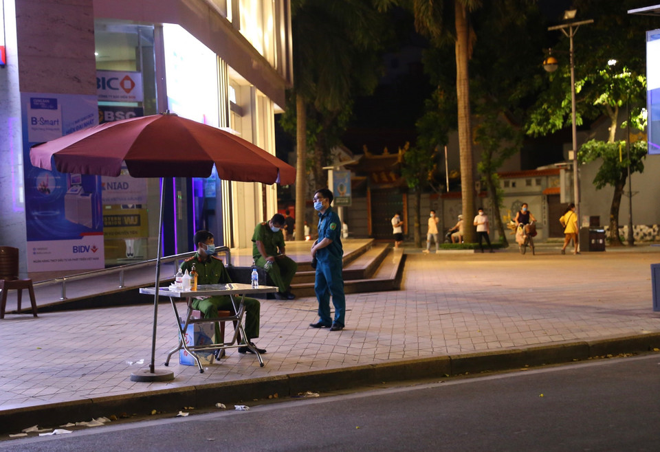 Lực lượng chức năng lập chốt tại phố Đoàn Trần Nghiệp. (Ảnh: Hoàng Hiếu/TTXVN)