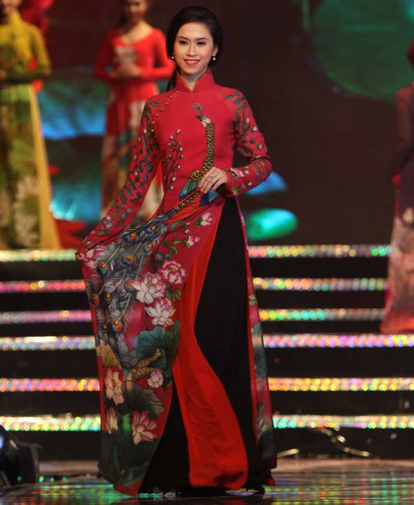 Trình diễn áo dài. (Ảnh: Phương Vy/TTXVN)