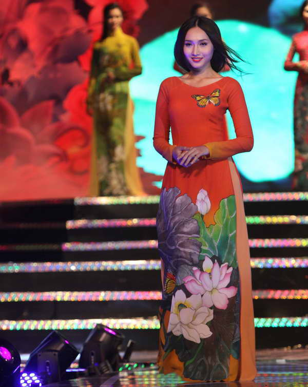 Trình diễn áo dài. (Ảnh: Phương Vy/TTXVN)