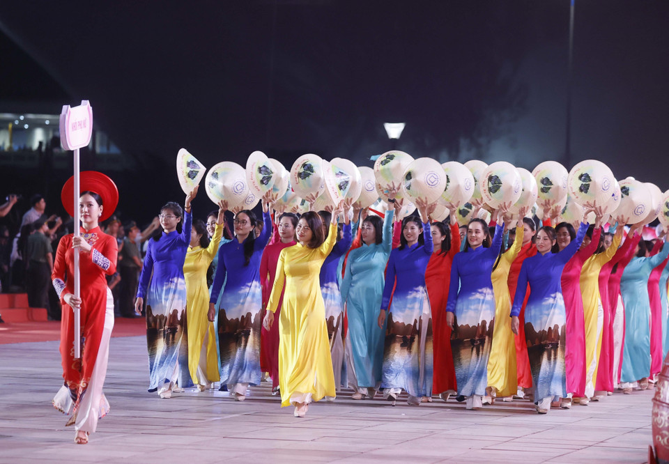 Khối diễu hành tại lễ kỷ niệm. (Ảnh: Thống Nhất/TTXVN)