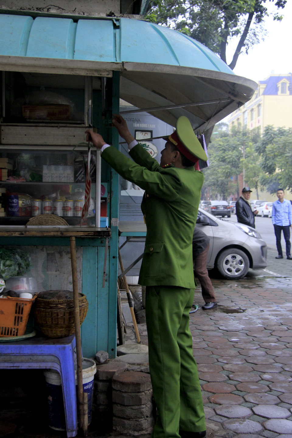 Công an quận Hai Bà Trưng tiến hành tháo dỡ biển quảng cáo. (Ảnh: Thùy Dương/TTXVN)