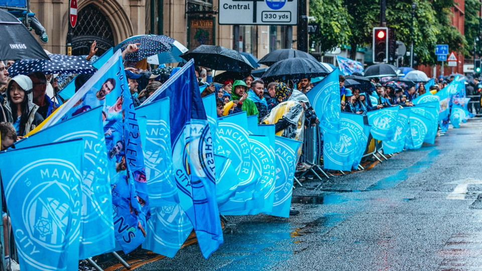 Rất đông người hâm chờ đợi chiếc xe buýt chở nhà vô địch nước Anh. (Nguồn: Man City)