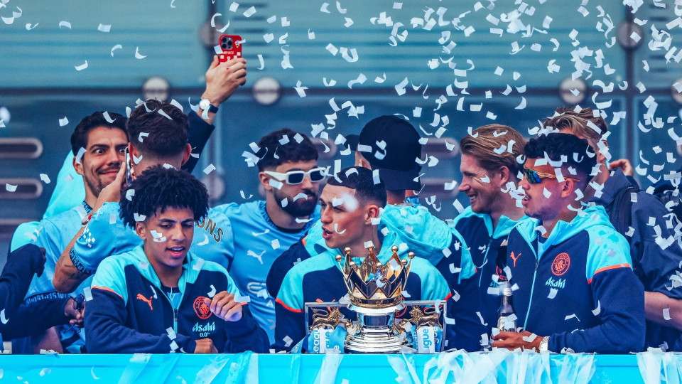 Các cầu thủ Man City phấn khích với chiếc cúp vô địch Ngoại hạng Anh thứ tư liên tiếp. (Nguồn: Man City)