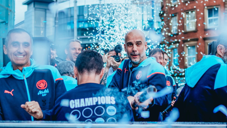 HLV Pep Guardiola ăn mừng trước người hâm mộ. (Nguồn: Man City)