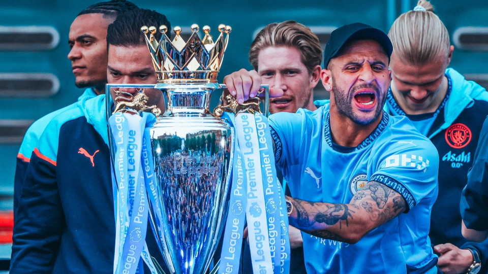 Kyle Walker và các thành viên Man City trên chiếc xe buýt cùng chiếc cúp vô địch. (Nguồn: Man City)