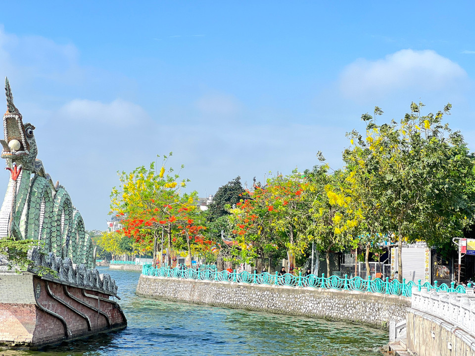 Hồ Tây lung linh trong sắc hoa, sóng sánh của màu nước một sáng tháng 5. (Ảnh: Trần Hương Sơn/Vietnam+)