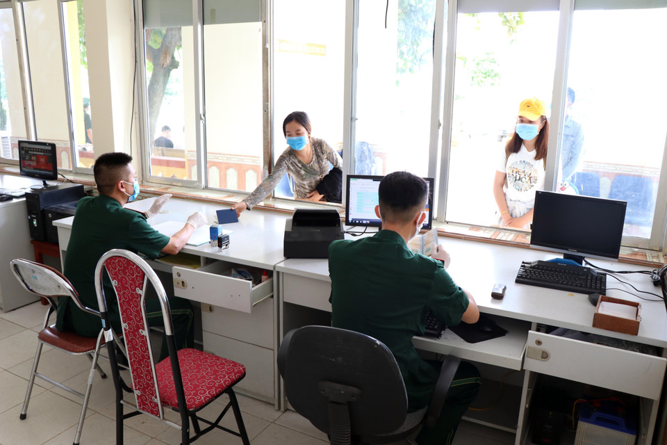 Lưu học sinh Lào làm thủ tục nhập cảnh tại cửa khẩu Chiềng Khương, tỉnh Sơn La. (Ảnh: Hữu Quyết/TTXVN)