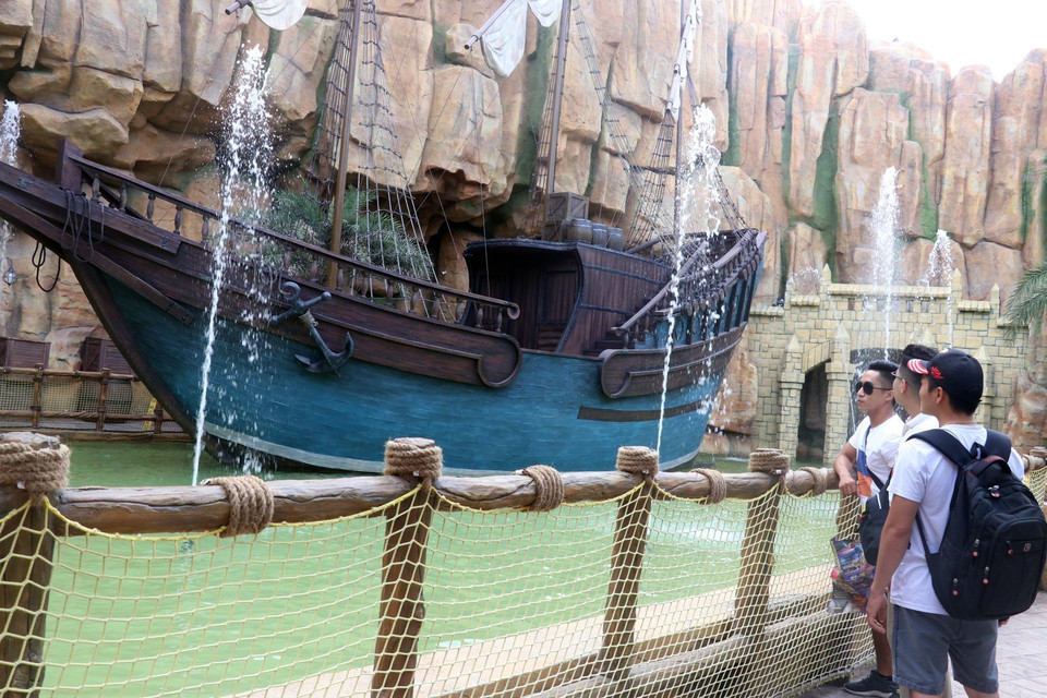 Khách du lịch tham quan Công viên chủ đề lớn nhất Việt Nam, hàng đầu Châu Á tại đảo ngọc Phú Quốc (Kiên Giang). (Ảnh: Lê Huy Hải/TTXVN)