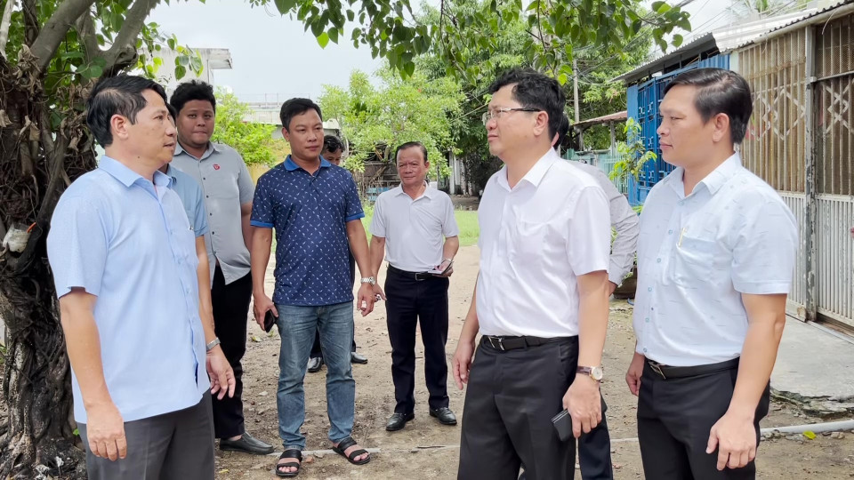 Lãnh đạo thành phố Đà Nẵng kiểm tra công tác phòng chống bão Noru tại địa phương. (Ảnh: Văn Dũng/TTXVN)
