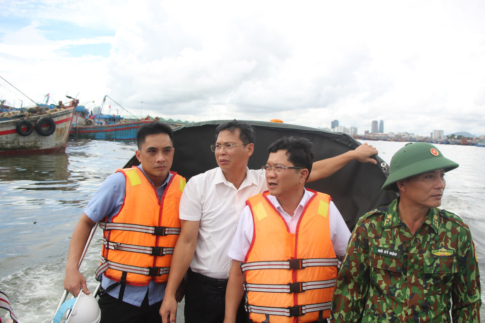 Lãnh đạo Đà Nẵng kiểm tra công tác phòng chống bão Noru tại âu thuyền cảng cá Thọ Quang (quận Sơn Trà, thành phố Đà Nẵng). (Ảnh: Văn Dũng/TTXVN)