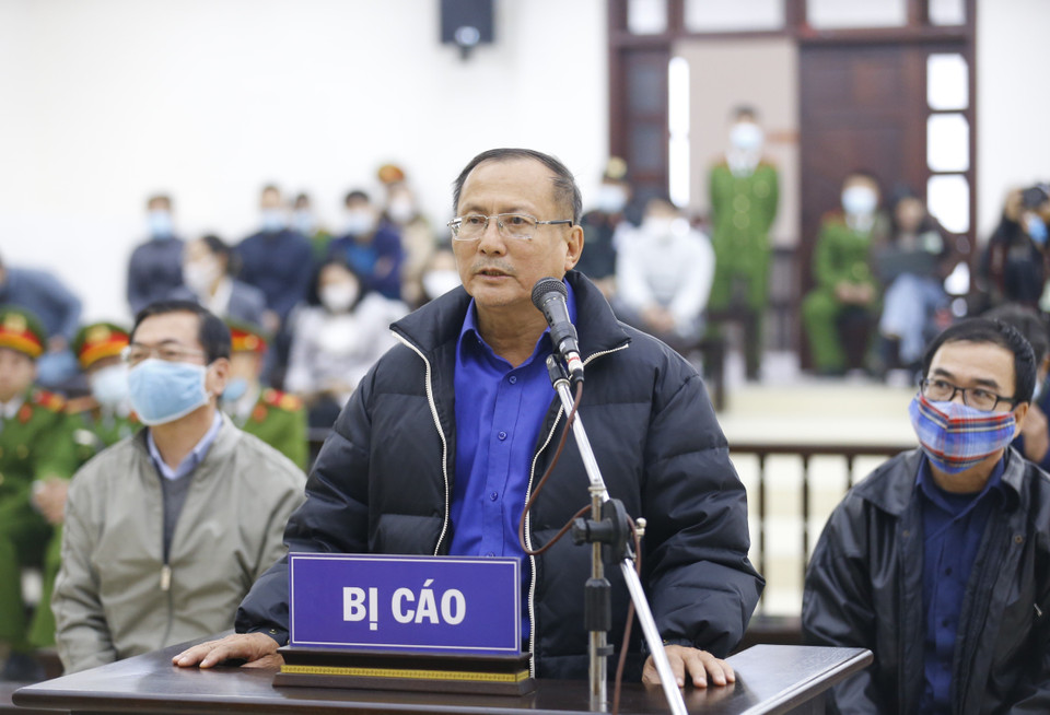 Bị cáo Lê Quang Minh (63 tuổi, cựu Trưởng phòng Phát triển hạ tầng, Sở Kế hoạch và Đầu tư Thành phố Hồ Chí Minh) khai báo trước tòa.