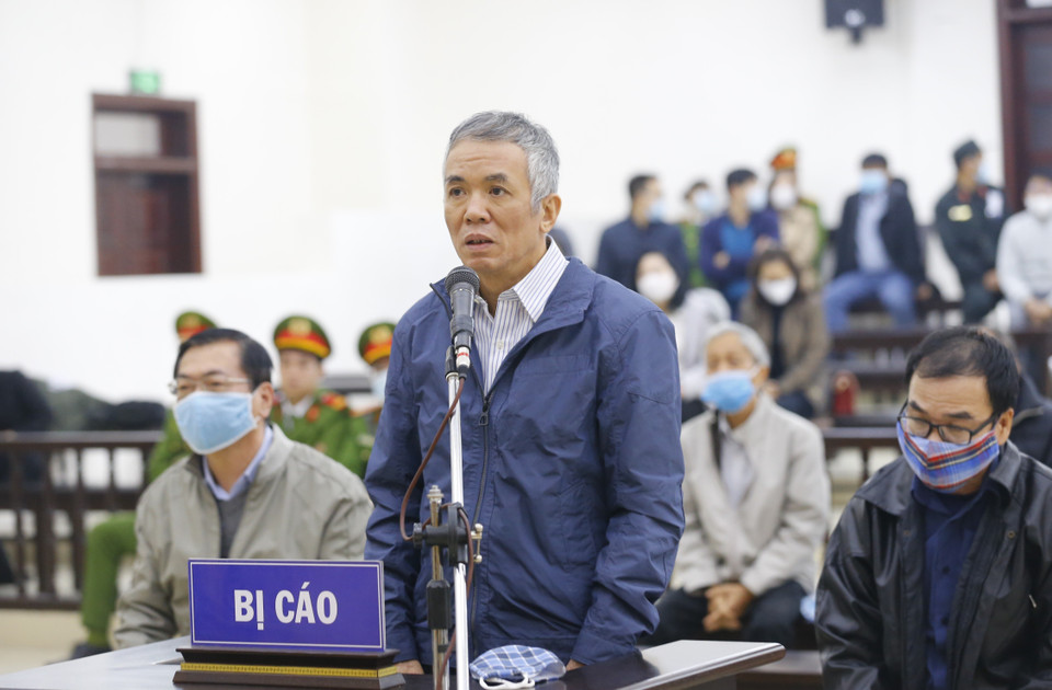 Bị cáo Phan Chí Dũng (63 tuổi, cựu Vụ trưởng Công nghiệp nhẹ, Bộ Công Thương) khai báo trước tòa. (Ảnh: Doãn Tấn/TTXVN)
