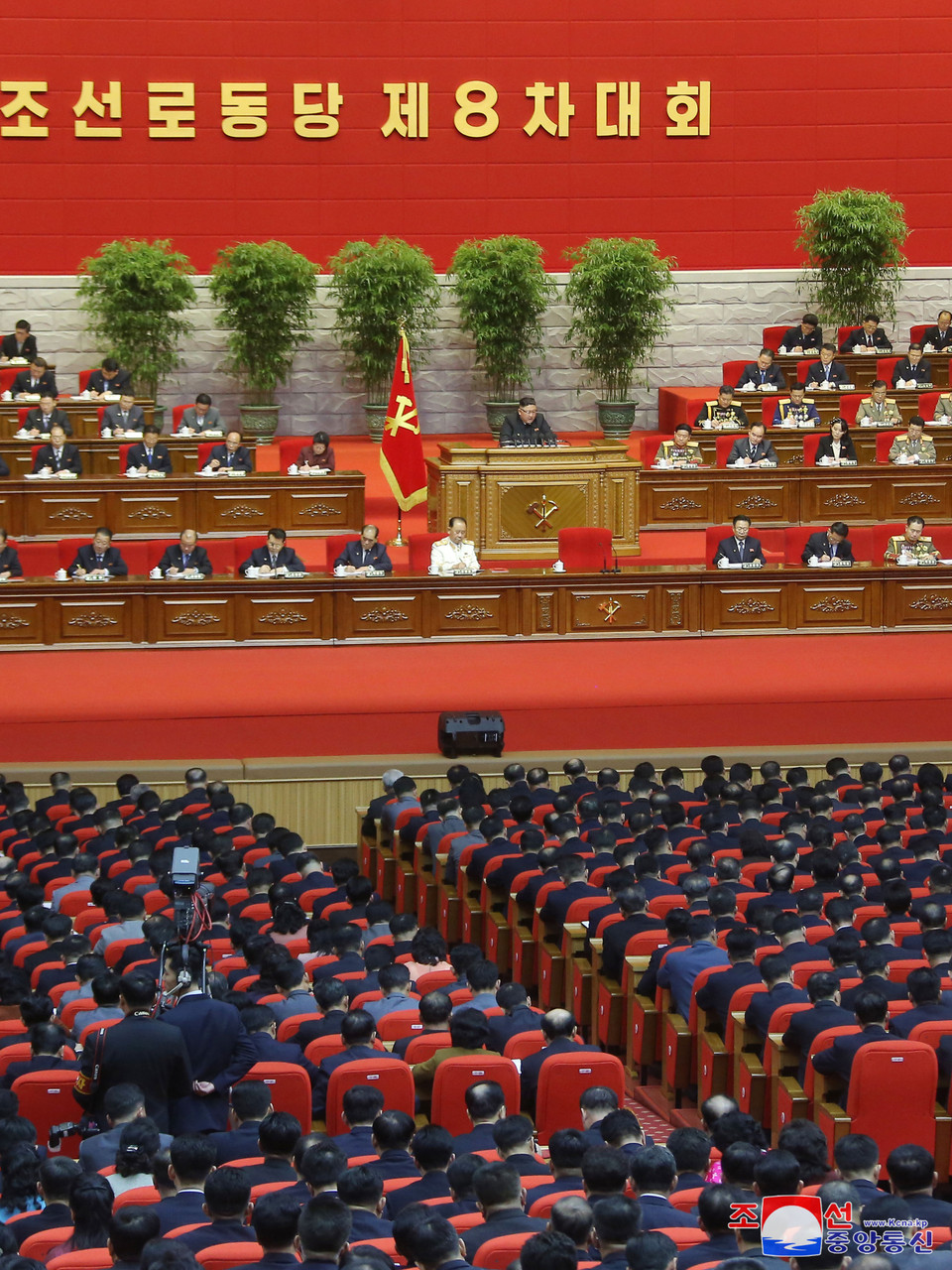 Chủ tịch Đảng Lao động Triều Tiên, Chủ tịch Ủy ban Quốc vụ Cộng hòa Dân chủ Nhân dân Triều Tiên, nhà lãnh đạo Kim Jong-un đọc báo cáo khai mạc. (Nguồn: KCNA)