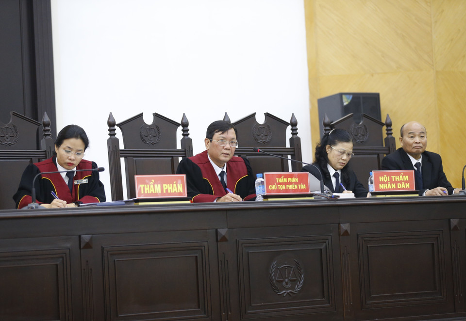 Chủ tọa phiên tòa, Thẩm phán Nguyễn Ngọc Huân xét hỏi các bị cáo. (Ảnh: Doãn Tấn/TTXVN)