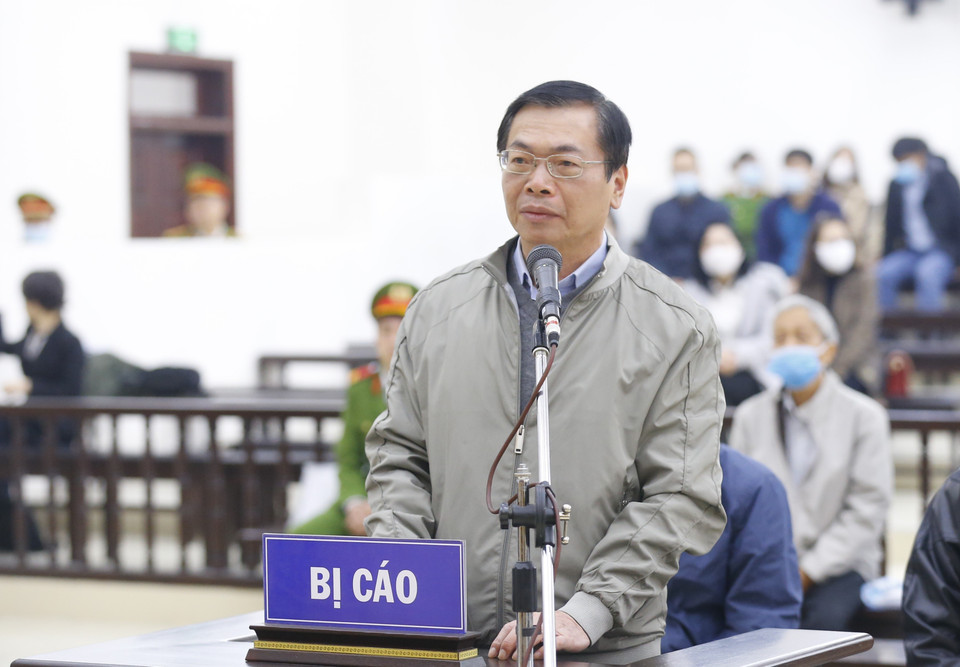 Bị cáo Vũ Huy Hoàng khai báo trước Hội đồng xét xử. (Ảnh: Doãn Tấn/TTXVN)