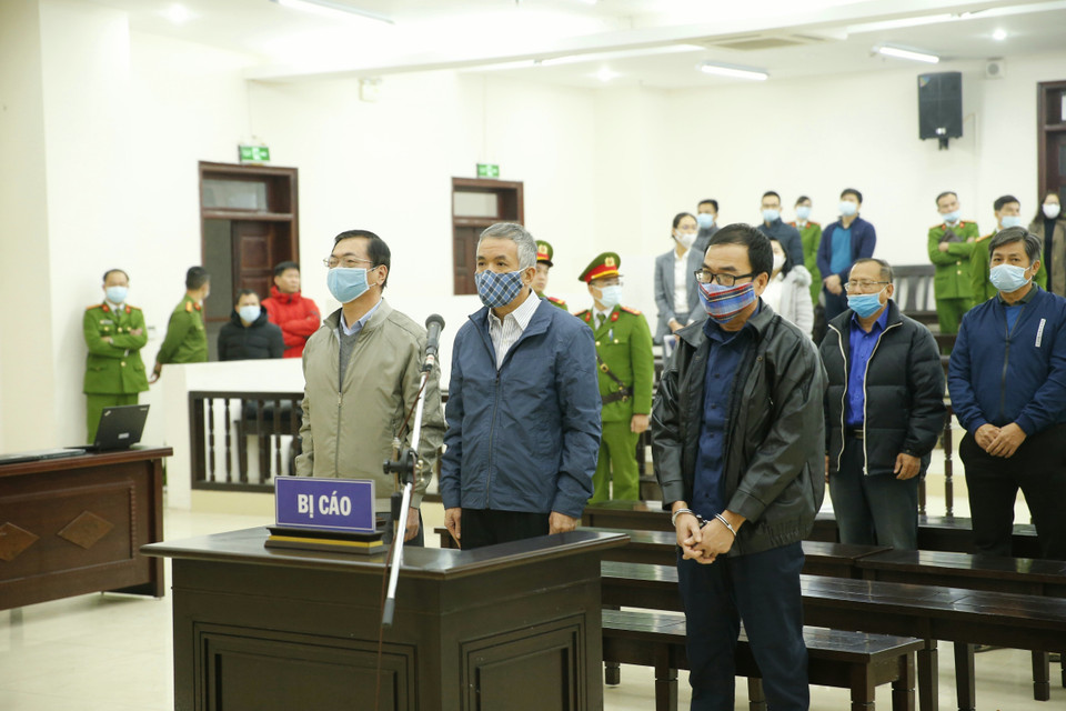 Bị cáo Vũ Huy Hoàng và đồng phạm tại phiên tòa.(Ảnh: Doãn Tấn/TTXVN)