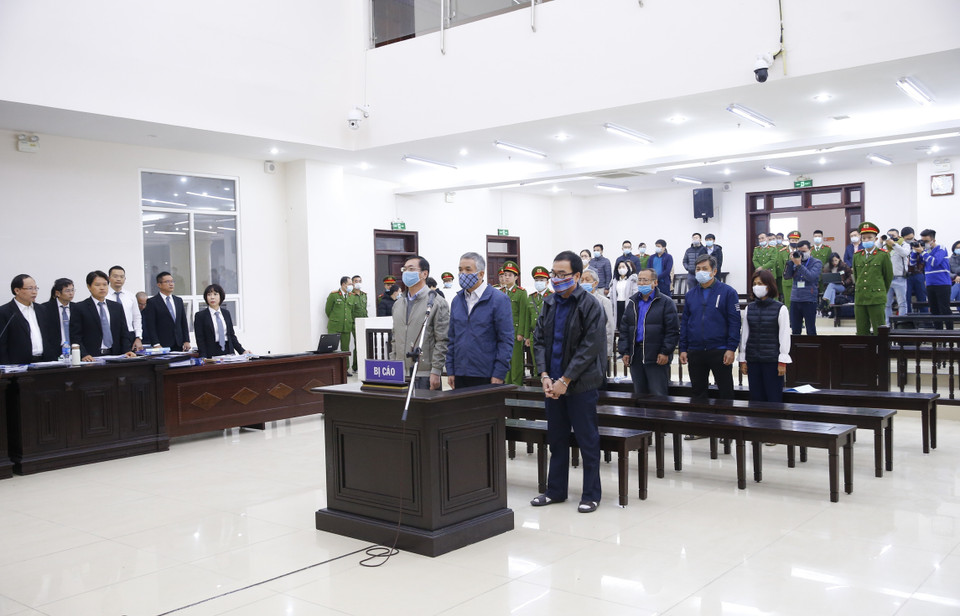 Bị cáo Vũ Huy Hoàng và đồng phạm tại phiên tòa.(Ảnh: Doãn Tấn/TTXVN)