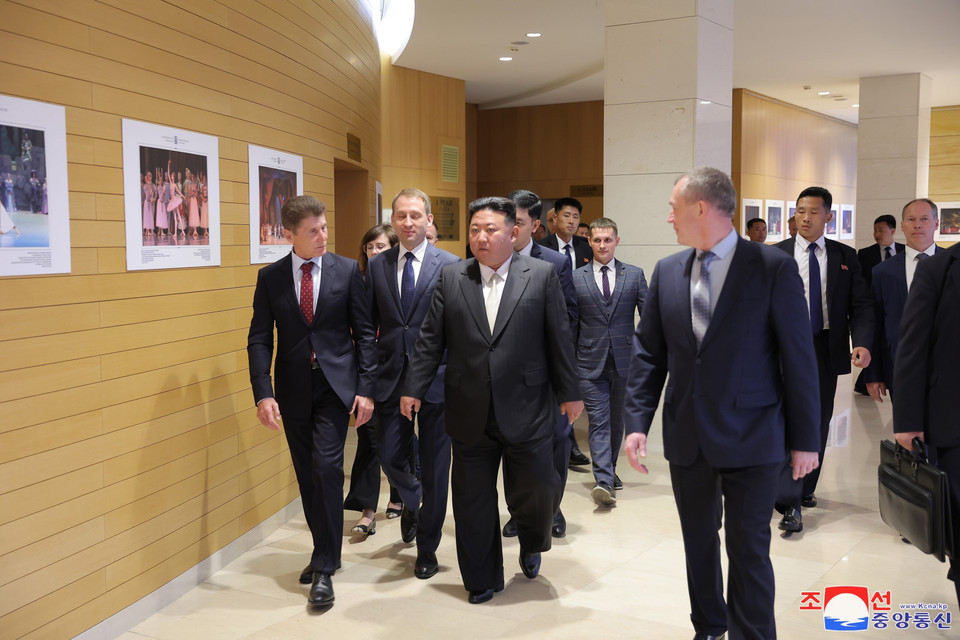 Nhà lãnh đạo Triều Tiên Kim Jong-un (giữa) thăm một số địa điểm quân sự, kinh tế, khoa học, giáo dục và văn hóa quan trọng ở vùng Viễn Đông (Nga), ngày 16/9/2023. (Ảnh: KCNA/TTXVN)