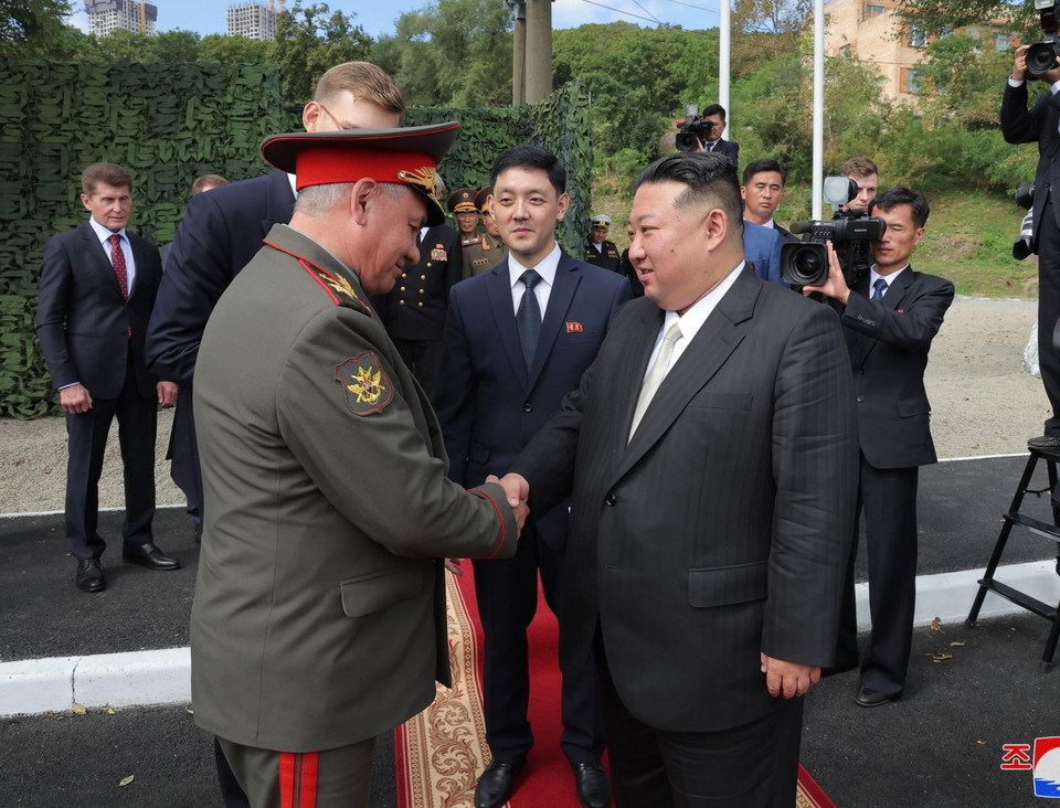 Nhà lãnh đạo Triều Tiên Kim Jong-un (phải, phía trước) trong cuộc gặp Bộ trưởng Quốc phòng Nga Sergei Shoigu (trái, phía trước) ở thành phố Vladivostok (Nga), ngày 16/9/2023. (Ảnh: KCNA/TTXVN)