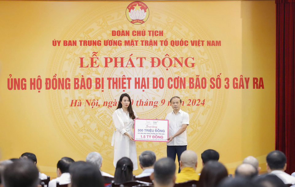 Bà Trần Thị Như Trang, Chủ tịch Hội đồng Quản lý VSF chia sẻ: “Những hình ảnh và thông tin tang thương của đồng bào các tỉnh dồn dập đổ về khiến mỗi người trong chúng ta đều cảm thấy lo lắng bất an. Nếu có thể làm được gì lúc này thì chính là kịp thời ứng cứu bằng chi phí mua thiết bị, vật dụng cứu nạn cũng như nhu yếu phẩm, thực phẩm, nước uống. TH, Bac A Bank và VSF mong muốn đóng góp một phần, chung tay giúp người dân vượt qua giai đoạn nguy nan này." (Ảnh: PV/Vietnam+)