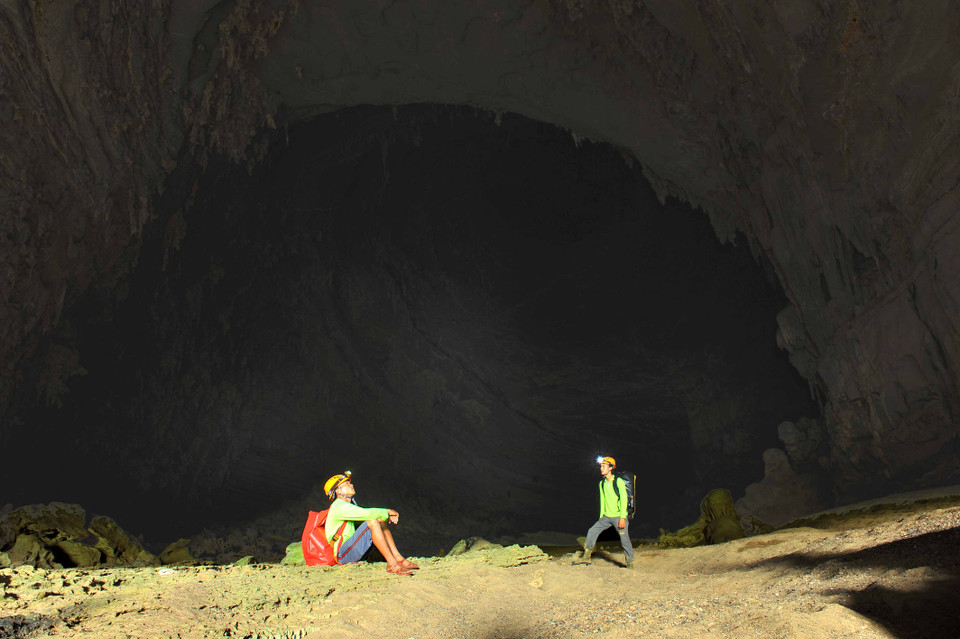 Hang Tiên có 4 mái vòm cao trên 70 m. Các mái vòm có hình xoắn ốc là do các xoáy nước xưa tạo nên. (Ảnh: Minh Đức/TTXVN)