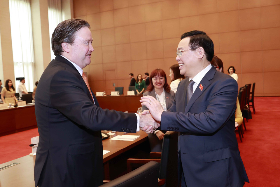 Chủ tịch Quốc hội Vương Đình Huệ với các đại biểu. (Ảnh: Doãn Tấn/TTXVN)