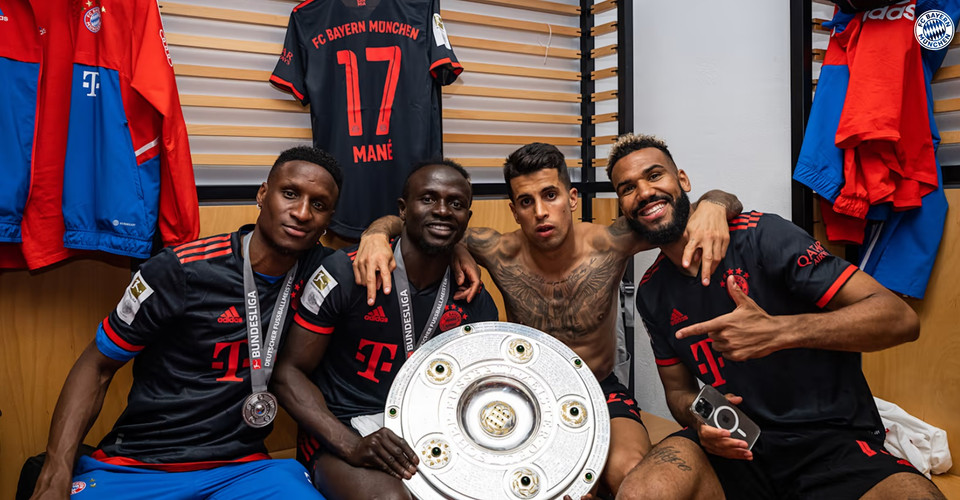 Các cầu thủ ăn mừng trong phòng thay đồ. (Nguồn: FcBayern)