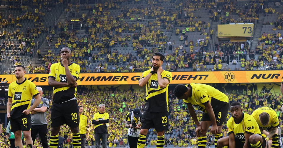 Nỗi buồn của các cầu thủ Dortmund sau trận đấu mà tưởng chừng họ đã có thể mở hội ăn mừng. (Nguồn: Getty Images)
