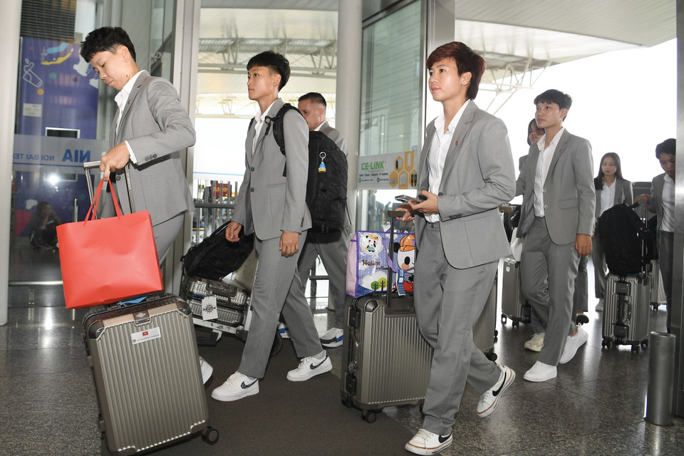 Các Tuyển thủ Nữ Việt Nam tại Sân bay Quốc tế Nội Bài. (Nguồn: TTXVN)