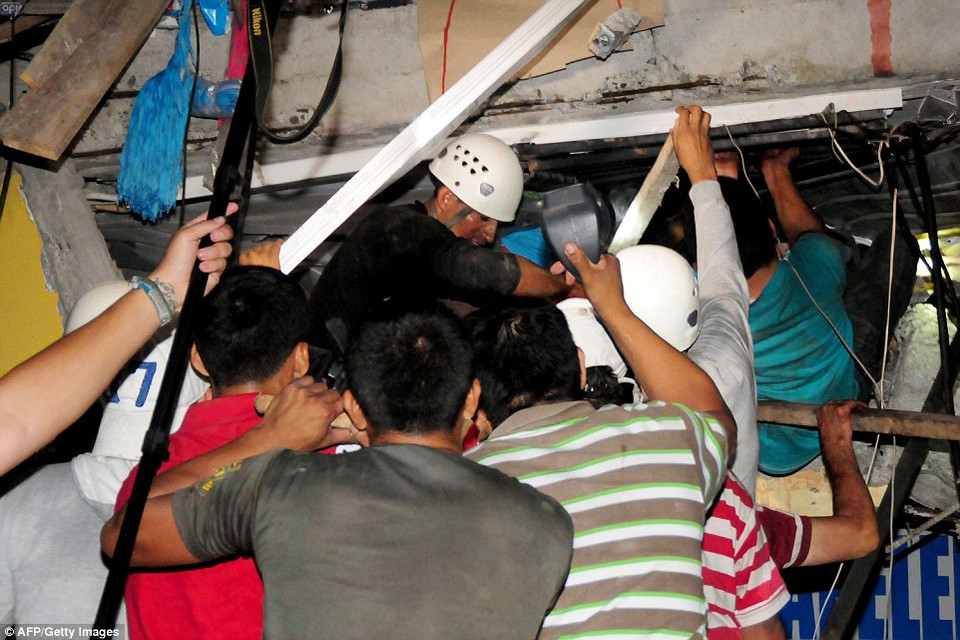 Lực lượng cứu hộ giải cứu người còn sống bị mắc kẹt trong một căn nhà đổ nát sau trận động đất ở Manta, ngày 16/4. (Nguồn: AFP/Getty Images)