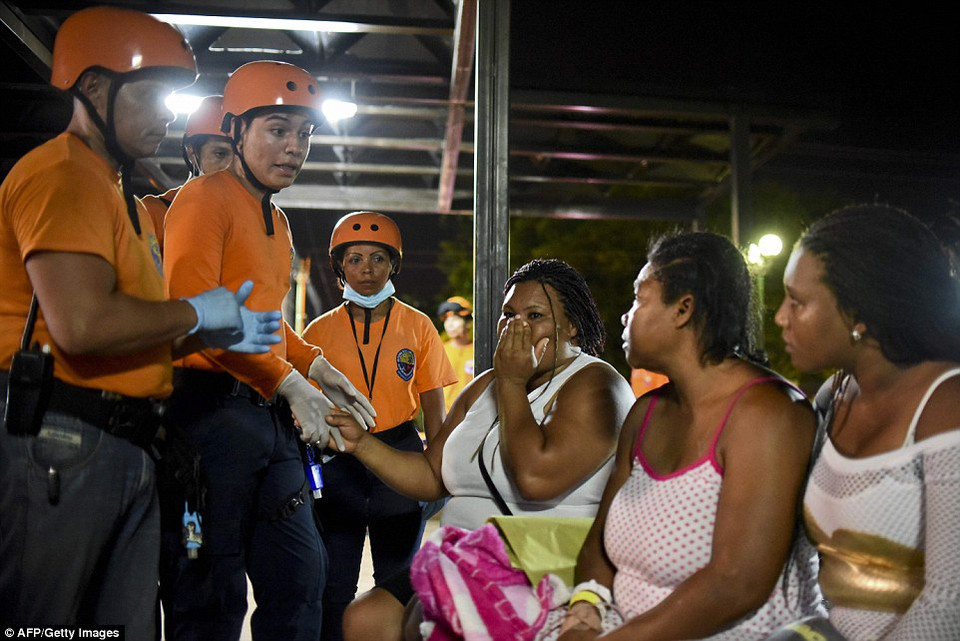 Người thân và các bệnh nhân chờ đợi bên ngoài bệnh viện ở Cali, Colombia sau trận động đất ở Ecuador. (Nguồn: AFP/Getty Images)