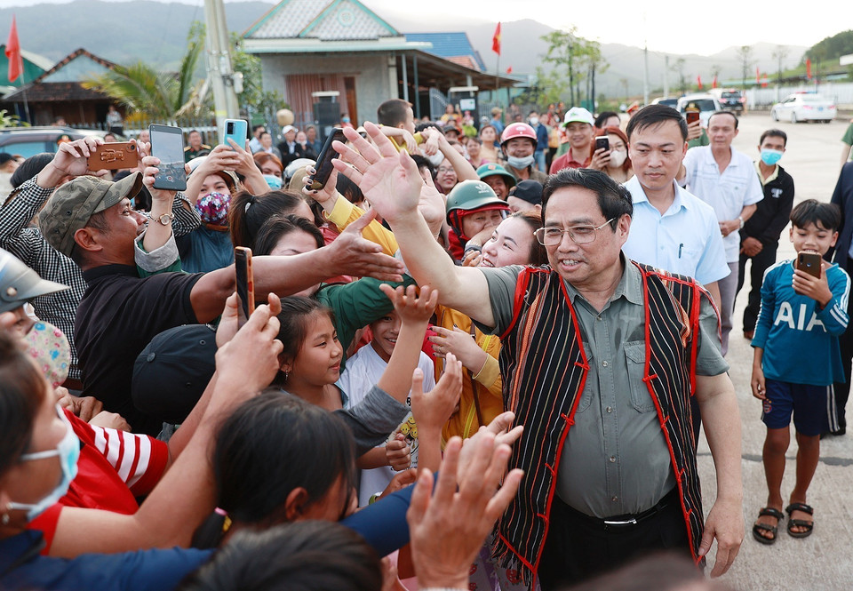 Thủ tướng Phạm Minh Chính với nhân dân khu tái định cư dự án hồ Đồng Mít, xã An Dũng, huyện An Lão. (Ảnh: Dương Giang/TTXVN)