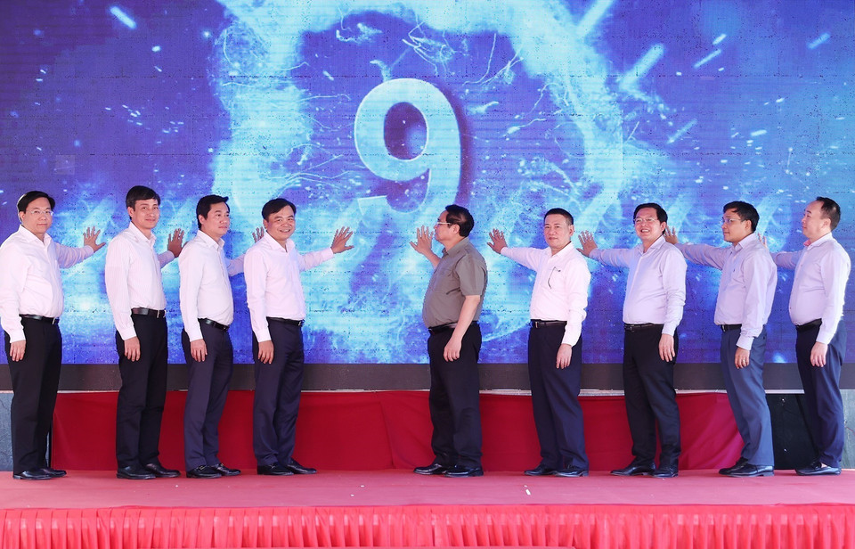 Thủ tướng Phạm Minh Chính và các đại biểu thực hiện nghi thức khánh thành công trình hồ chứa nước Đồng Mít. (Ảnh: Dương Giang/TTXVN)