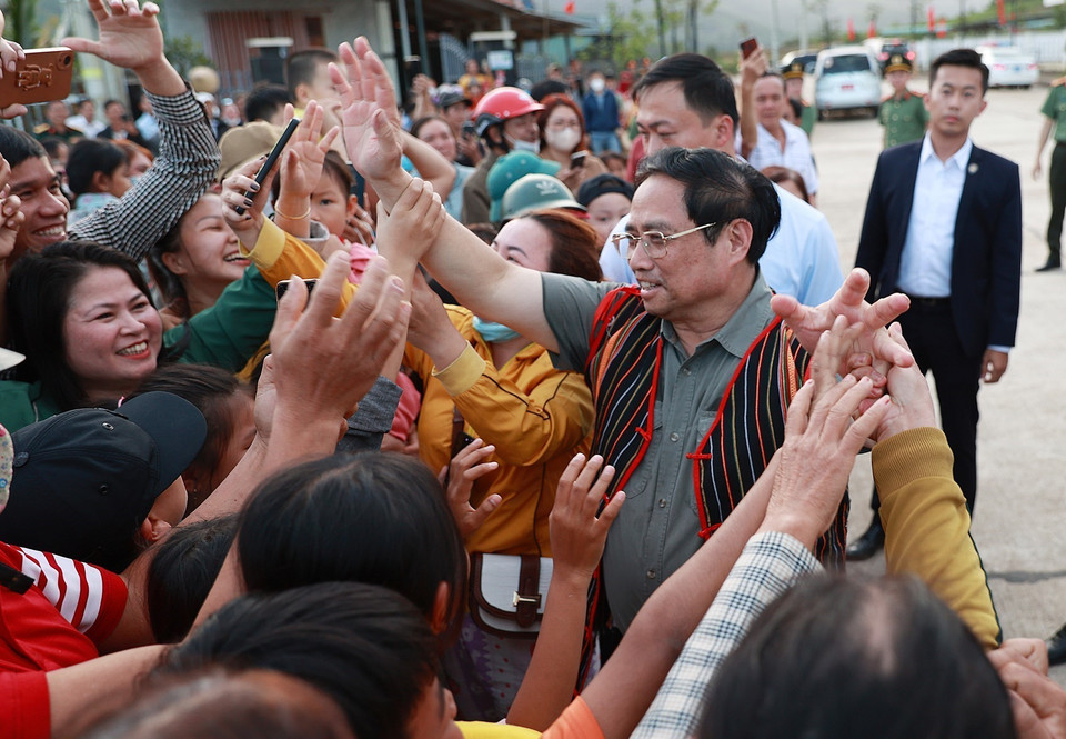 Thủ tướng Phạm Minh Chính với nhân dân khu tái định cư dự án hồ Đồng Mít, xã An Dũng, huyện An Lão. (Ảnh: Dương Giang/TTXVN)