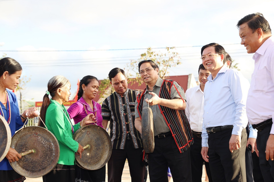 Thủ tướng Phạm Minh Chính với nhân dân khu tái định cư dự án hồ Đồng Mít, xã An Dũng, huyện An Lão. (Ảnh: Dương Giang/TTXVN)