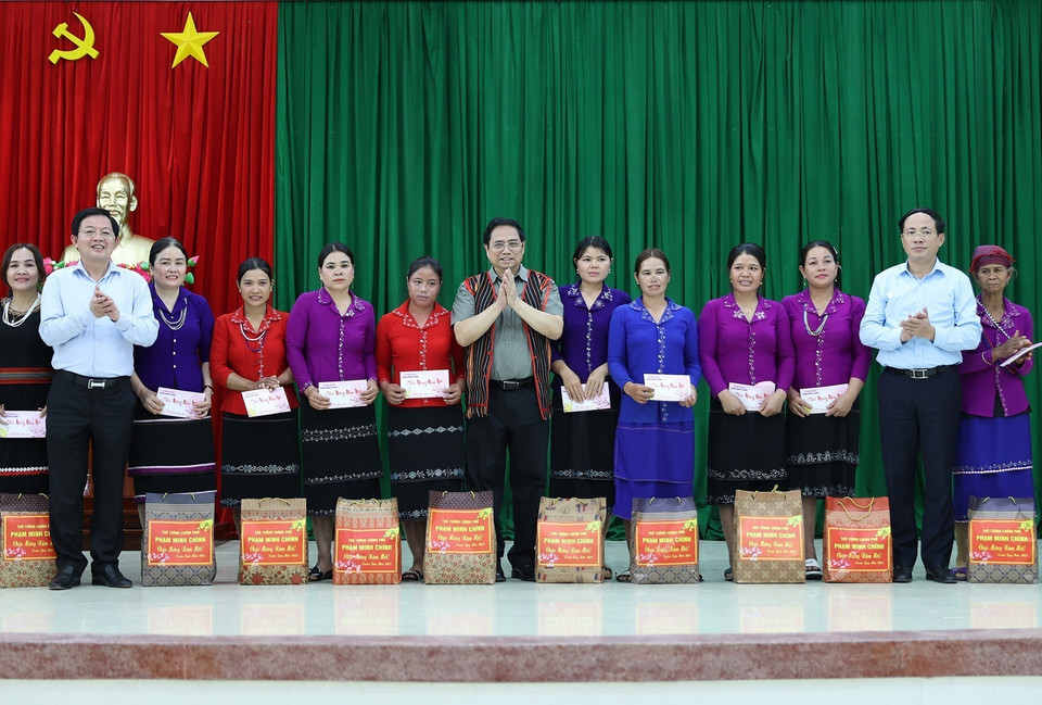 Thủ tướng Phạm Minh Chính tặng quà cho nhân dân khu tái định cư dự án hồ Đồng Mít, xã An Dũng, huyện An Lão. (Ảnh: Dương Giang/TTXVN)