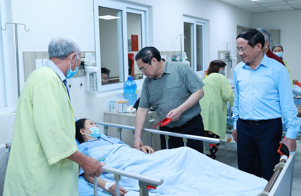 Thủ tướng Phạm Minh Chính thăm hỏi bệnh nhân đang điều trị tại Bệnh viện Bình Định. (Ảnh: Dương Giang/TTXVN)
