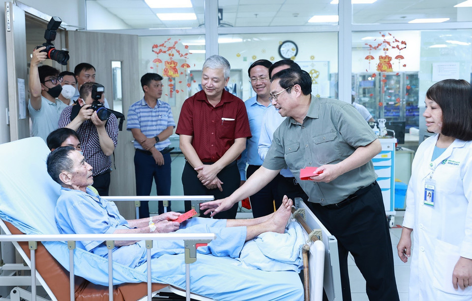 Thủ tướng Phạm Minh Chính thăm hỏi bệnh nhân đang điều trị tại Bệnh viện Bình Định. (Ảnh: Dương Giang/TTXVN)