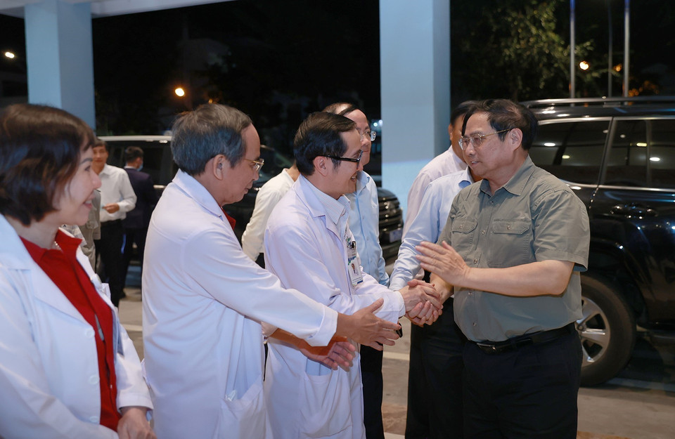 Thủ tướng Phạm Minh Chính với cán bộ, bác sỹ, nhân viên y tế Bệnh viện Bình Định. (Ảnh: Dương Giang/TTXVN)