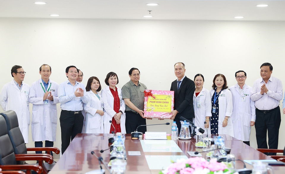 Thủ tướng Phạm Minh Chính tặng quà cho cán bộ, bác sỹ, nhân viên y tế Bệnh viện Bình Định. (Ảnh: Dương Giang/TTXVN)
