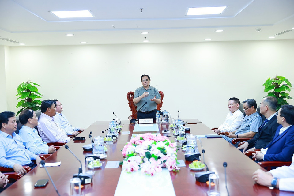 Thủ tướng Phạm Minh Chính phát biểu, động viên cán bộ, bác sỹ, nhân viên y tế Bệnh viện Bình Định. (Ảnh: Dương Giang/TTXVN)