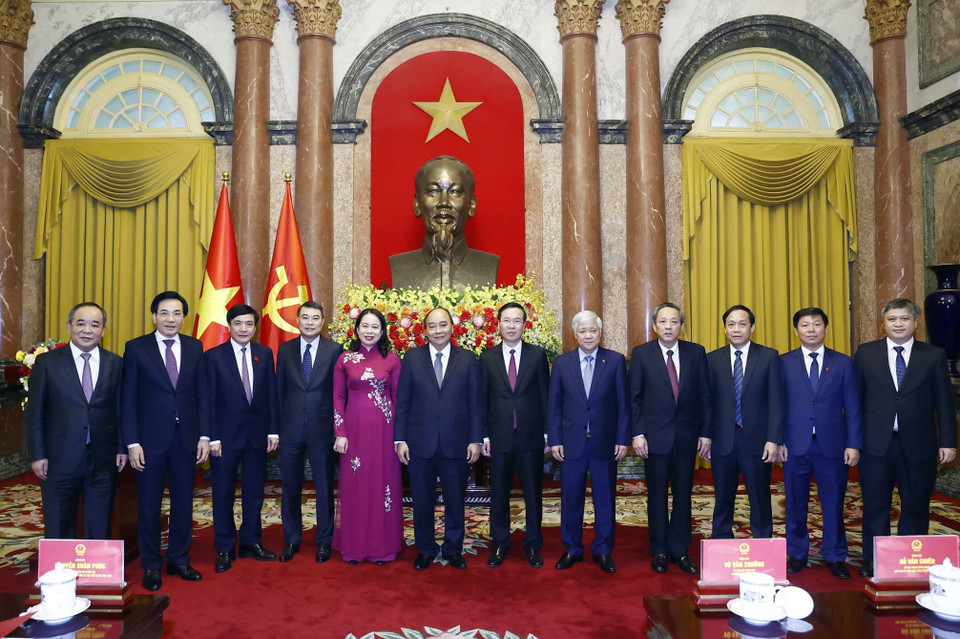 Thường trực Ban Bí thư Võ Văn Thưởng, nguyên Chủ tịch nước Nguyễn Xuân Phúc, Quyền Chủ tịch nước Võ Thị Ánh Xuân và các đại biểu chụp ảnh chung. (Ảnh: Thống Nhất/TTXVN)