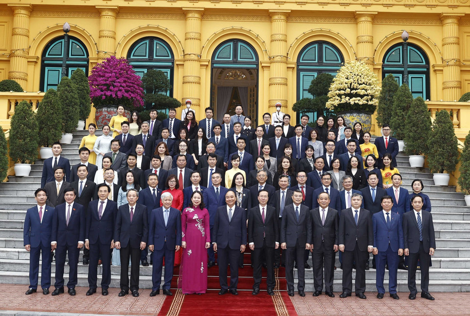 Thường trực Ban Bí thư Võ Văn Thưởng, nguyên Chủ tịch nước Nguyễn Xuân Phúc, Quyền Chủ tịch nước Võ Thị Ánh Xuân và các đại biểu chụp ảnh chung. (Ảnh: Thống Nhất/TTXVN)